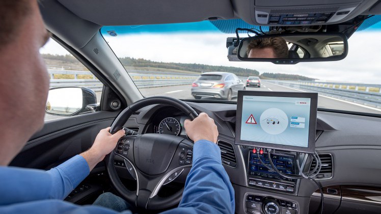Bosch, Vodafone en Huawai testen met elkaar pratende telefoons in auto's.