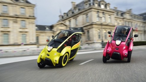 Mobiliteitsproject in Grenoble maakt het mogelijk om een Toyota i-ROAD en Toyota COM te huren via een app. Deze vorm van carsharing is een uitbreiding op het openbaar vervoer.