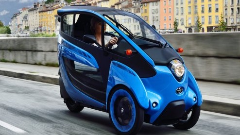 Mobiliteitsproject in Grenoble maakt het mogelijk om een Toyota i-ROAD en Toyota COM te huren via een app. Deze vorm van carsharing is een uitbreiding op het openbaar vervoer.