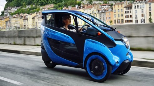 Mobiliteitsproject in Grenoble maakt het mogelijk om een Toyota i-ROAD en Toyota COM te huren via een app. Deze vorm van carsharing is een uitbreiding op het openbaar vervoer.