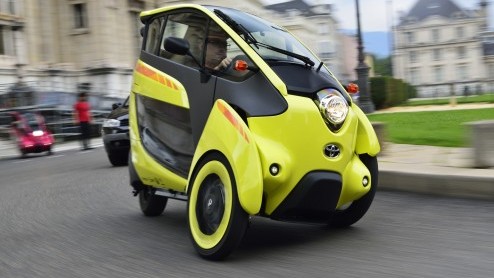 Mobiliteitsproject in Grenoble maakt het mogelijk om een Toyota i-ROAD en Toyota COM te huren via een app. Deze vorm van carsharing is een uitbreiding op het openbaar vervoer.