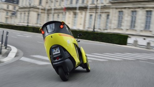 Mobiliteitsproject in Grenoble maakt het mogelijk om een Toyota i-ROAD en Toyota COM te huren via een app. Deze vorm van carsharing is een uitbreiding op het openbaar vervoer.
