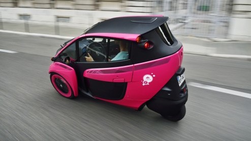Mobiliteitsproject in Grenoble maakt het mogelijk om een Toyota i-ROAD en Toyota COM te huren via een app. Deze vorm van carsharing is een uitbreiding op het openbaar vervoer.