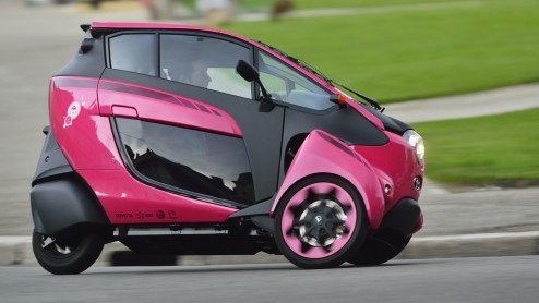 Mobiliteitsproject in Grenoble maakt het mogelijk om een Toyota i-ROAD en Toyota COM te huren via een app. Deze vorm van carsharing is een uitbreiding op het openbaar vervoer.