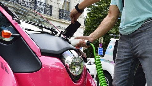 Mobiliteitsproject in Grenoble maakt het mogelijk om een Toyota i-ROAD en Toyota COM te huren via een app. Deze vorm van carsharing is een uitbreiding op het openbaar vervoer.