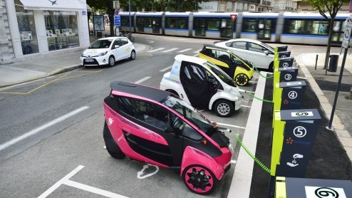 Mobiliteitsproject in Grenoble maakt het mogelijk om een Toyota i-ROAD en Toyota COM te huren via een app. Deze vorm van carsharing is een uitbreiding op het openbaar vervoer.