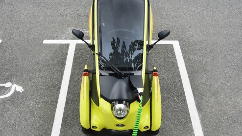 Mobiliteitsproject in Grenoble maakt het mogelijk om een Toyota i-ROAD en Toyota COM te huren via een app. Deze vorm van carsharing is een uitbreiding op het openbaar vervoer.