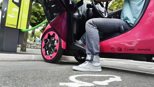 Mobiliteitsproject in Grenoble maakt het mogelijk om een Toyota i-ROAD en Toyota COM te huren via een app. Deze vorm van carsharing is een uitbreiding op het openbaar vervoer.