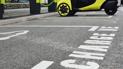 Mobiliteitsproject in Grenoble maakt het mogelijk om een Toyota i-ROAD en Toyota COM te huren via een app. Deze vorm van carsharing is een uitbreiding op het openbaar vervoer.