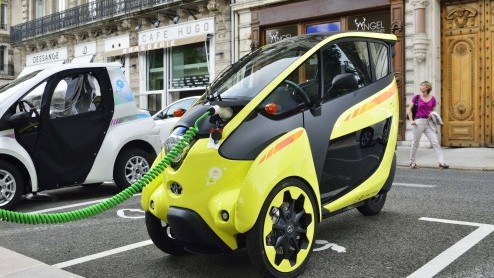 Mobiliteitsproject in Grenoble maakt het mogelijk om een Toyota i-ROAD en Toyota COM te huren via een app. Deze vorm van carsharing is een uitbreiding op het openbaar vervoer.