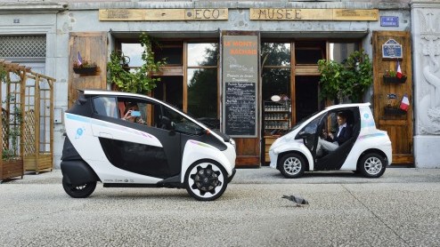 Mobiliteitsproject in Grenoble maakt het mogelijk om een Toyota i-ROAD en Toyota COM te huren via een app. Deze vorm van carsharing is een uitbreiding op het openbaar vervoer.