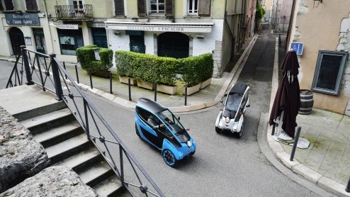 Mobiliteitsproject in Grenoble maakt het mogelijk om een Toyota i-ROAD en Toyota COM te huren via een app. Deze vorm van carsharing is een uitbreiding op het openbaar vervoer.