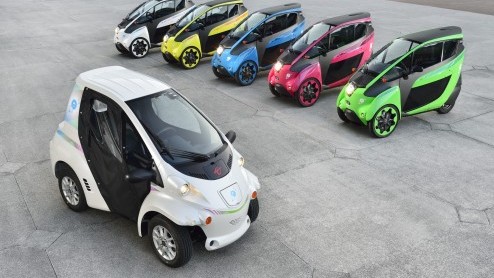 Mobiliteitsproject in Grenoble maakt het mogelijk om een Toyota i-ROAD en Toyota COM te huren via een app. Deze vorm van carsharing is een uitbreiding op het openbaar vervoer.