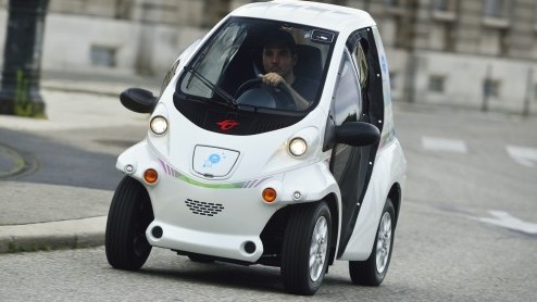Mobiliteitsproject in Grenoble maakt het mogelijk om een Toyota i-ROAD en Toyota COM te huren via een app. Deze vorm van carsharing is een uitbreiding op het openbaar vervoer.
