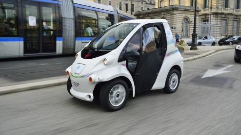 Mobiliteitsproject in Grenoble maakt het mogelijk om een Toyota i-ROAD en Toyota COM te huren via een app. Deze vorm van carsharing is een uitbreiding op het openbaar vervoer.