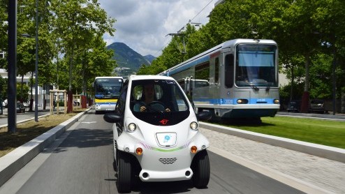 Mobiliteitsproject in Grenoble maakt het mogelijk om een Toyota i-ROAD en Toyota COM te huren via een app. Deze vorm van carsharing is een uitbreiding op het openbaar vervoer.