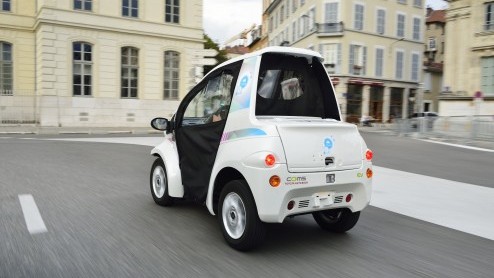 Mobiliteitsproject in Grenoble maakt het mogelijk om een Toyota i-ROAD en Toyota COM te huren via een app. Deze vorm van carsharing is een uitbreiding op het openbaar vervoer.