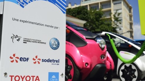 Mobiliteitsproject in Grenoble maakt het mogelijk om een Toyota i-ROAD en Toyota COM te huren via een app. Deze vorm van carsharing is een uitbreiding op het openbaar vervoer.