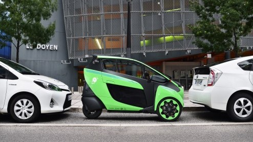 Mobiliteitsproject in Grenoble maakt het mogelijk om een Toyota i-ROAD en Toyota COM te huren via een app. Deze vorm van carsharing is een uitbreiding op het openbaar vervoer.