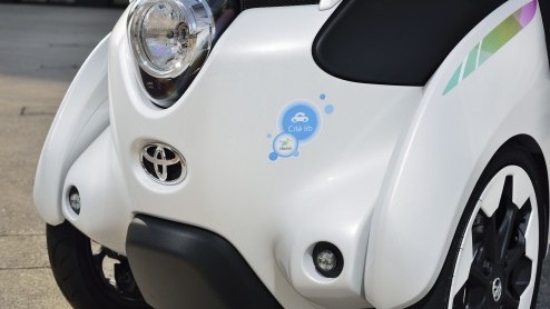 Mobiliteitsproject in Grenoble maakt het mogelijk om een Toyota i-ROAD en Toyota COM te huren via een app. Deze vorm van carsharing is een uitbreiding op het openbaar vervoer.