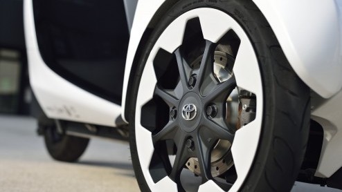 Mobiliteitsproject in Grenoble maakt het mogelijk om een Toyota i-ROAD en Toyota COM te huren via een app. Deze vorm van carsharing is een uitbreiding op het openbaar vervoer.