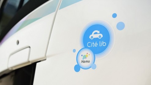 Mobiliteitsproject in Grenoble maakt het mogelijk om een Toyota i-ROAD en Toyota COM te huren via een app. Deze vorm van carsharing is een uitbreiding op het openbaar vervoer.