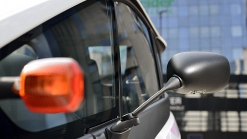 Mobiliteitsproject in Grenoble maakt het mogelijk om een Toyota i-ROAD en Toyota COM te huren via een app. Deze vorm van carsharing is een uitbreiding op het openbaar vervoer.