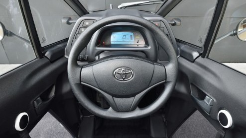 Mobiliteitsproject in Grenoble maakt het mogelijk om een Toyota i-ROAD en Toyota COM te huren via een app. Deze vorm van carsharing is een uitbreiding op het openbaar vervoer.