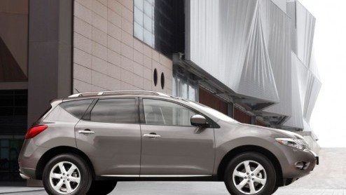 De stoere Japanner Murano van Nissan heeft een prijs gekregen. Ten opzichte van zijn voorganger daalde deze met zon 4000 euro tot precies 65.000 euro, terwijl de luxe en verwennerij er alleen maar me