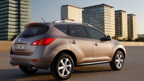 De stoere Japanner Murano van Nissan heeft een prijs gekregen. Ten opzichte van zijn voorganger daalde deze met zon 4000 euro tot precies 65.000 euro, terwijl de luxe en verwennerij er alleen maar me