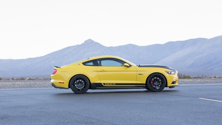 Shelby heeft de Mustang onder handen genomen. Het resultaat? De Shelby GT met minimaal 637 pk uit een supercharged 5,0 liter V8, een aangepast onderstel en flinke Borla uitlaten.