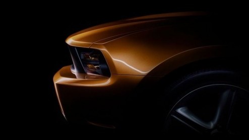 Leuk zon versnellingspook? Het is echter een nieuw levensteken van de vernieuwde Ford Mustang, die medio 2009 on the road gaat. Inderdaad, plannen voor het Europese continent zijn er nog niet. Eind