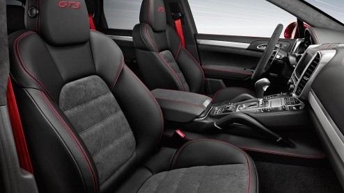 Porsche komt met twee nieuwe varianten van de Cayenne. Allebei hebben ze een 3,6 liter V6. Een is de nieuwe basisversie en de ander draagt de lettercombinatie 'GTS'.