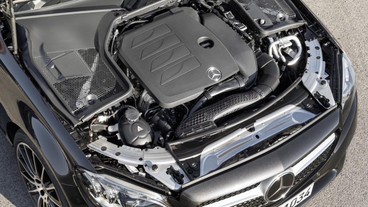 De wijzigingen die Mercedes heeft aangekondigd voor de sedan en combi van de C-klasse vinden nu ook hun weg naar de coup en cabriolet.