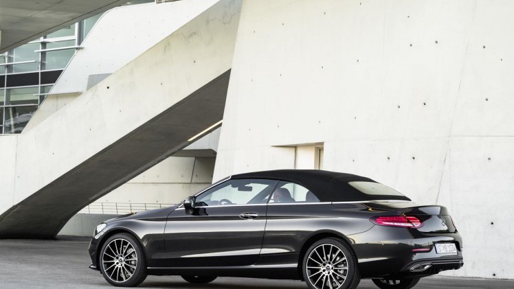 De wijzigingen die Mercedes heeft aangekondigd voor de sedan en combi van de C-klasse vinden nu ook hun weg naar de coup en cabriolet.