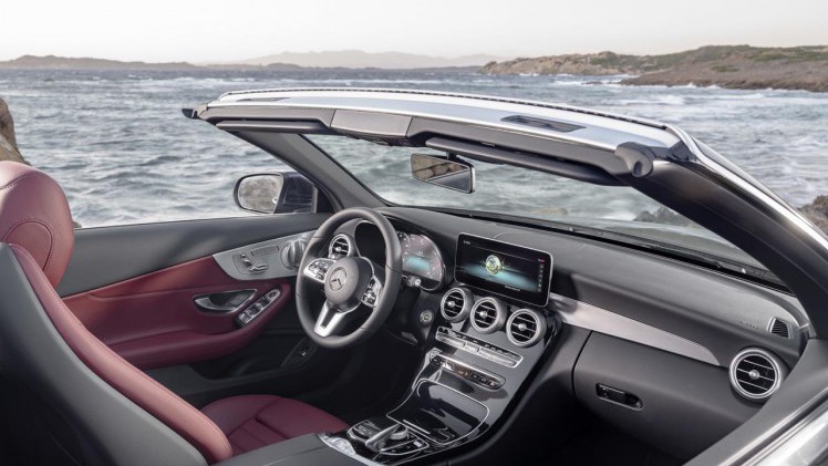 De wijzigingen die Mercedes heeft aangekondigd voor de sedan en combi van de C-klasse vinden nu ook hun weg naar de coup en cabriolet.