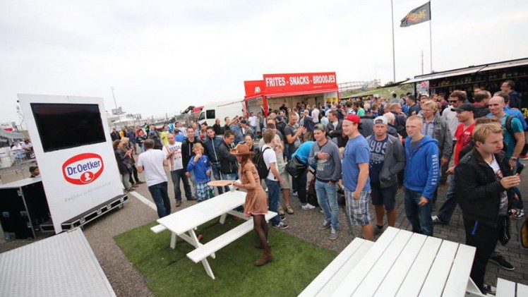Het Nationaal Oldtimer Festival 2016 biedt op 31 juli een podium aan vele klassiekers, oldtimers, clubs, races en heeft als thema-event Paddock Porsche.