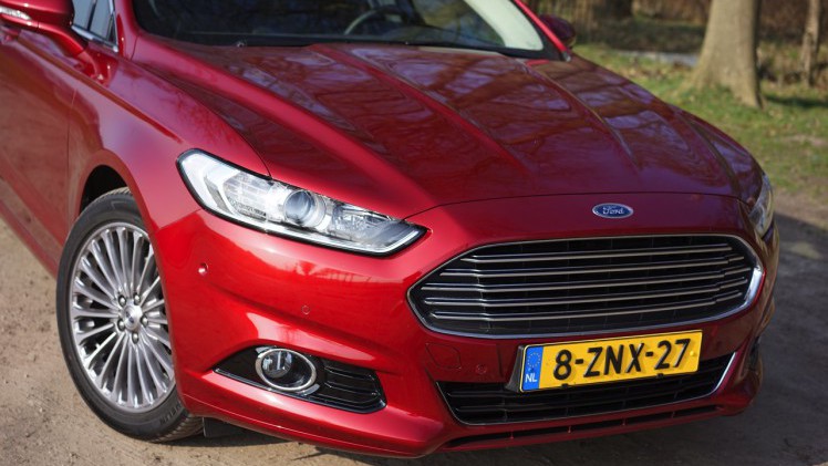 Meest verkochte kleuren voor nieuwe auto's zijn grijs, zwart of wit, maar rood, groen en blauw beleven hun comeback.