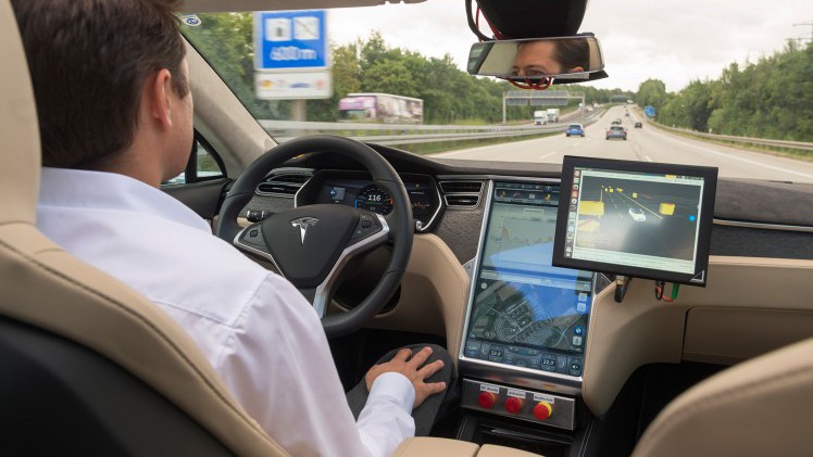 Uit onderzoek blijkt dat de Nederlander nog altijd niet zit te wachten op de zelfrijdende auto. Zelfs als het veiliger blijkt en alle verantwoordelijkheid bij de fabrikant ligt rijden we liever zelf.