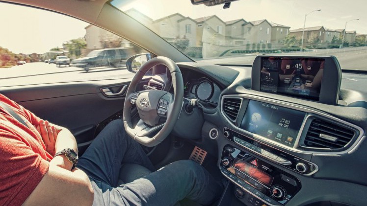 Uit onderzoek blijkt dat de Nederlander nog altijd niet zit te wachten op de zelfrijdende auto. Zelfs als het veiliger blijkt en alle verantwoordelijkheid bij de fabrikant ligt rijden we liever zelf.