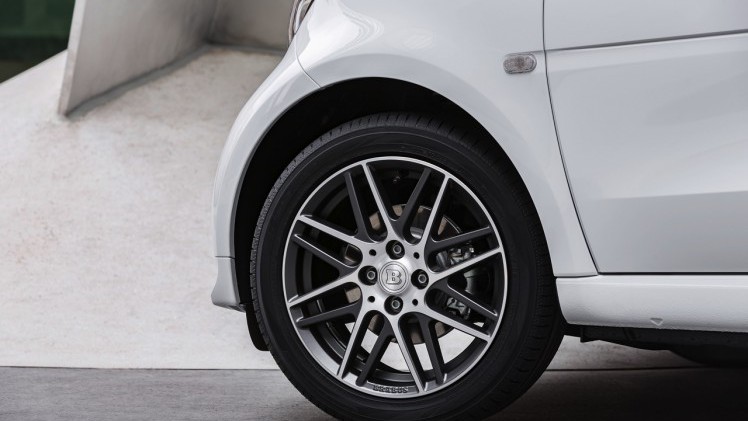 Smart introduceert nieuwe BRABUS fortwo en BRABUS forfour. Ze worden beiden ook leverbaar als BRABUS Xclusive met nog meer luxe. Het duo beschikt over een 109 pk sterke turbmomotor en twinamic.