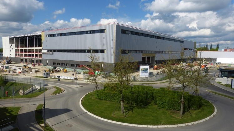 Het nieuwe crashcentrum van Mercedes-Benz in Sindelfingen is nu gereed.