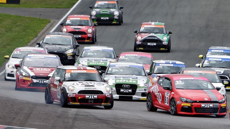 Klaar voor de Pinksterraces 2016 met de City Bug Cup, Clio Cup, Deutscher Tourenwagen Cup en het SMP F4 NEZ Championship?