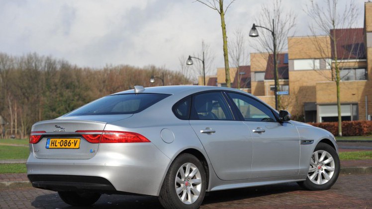 Jaguar levert de 300 pk viercilinder benzinemotor nu ook in de XE, XF en F-Pace.