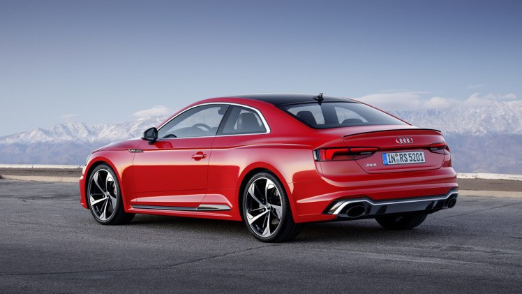 Audi heeft de nieuwe A5 nu ook gepresenteerd als RS5, voorzien van een nieuwe V6-biturbomotor. De auto laat ook meteen de nieuwe RS-designtaal zien