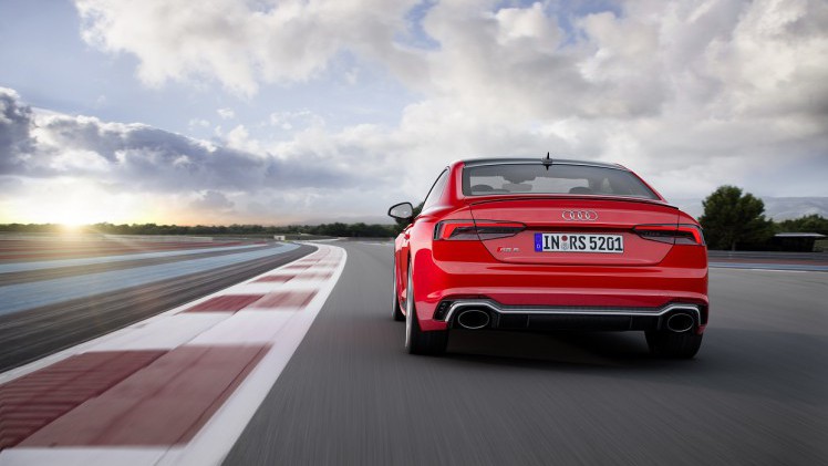Audi heeft de nieuwe A5 nu ook gepresenteerd als RS5, voorzien van een nieuwe V6-biturbomotor. De auto laat ook meteen de nieuwe RS-designtaal zien