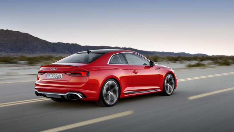 Audi heeft de nieuwe A5 nu ook gepresenteerd als RS5, voorzien van een nieuwe V6-biturbomotor. De auto laat ook meteen de nieuwe RS-designtaal zien