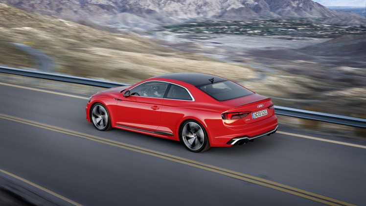 Audi heeft de nieuwe A5 nu ook gepresenteerd als RS5, voorzien van een nieuwe V6-biturbomotor. De auto laat ook meteen de nieuwe RS-designtaal zien