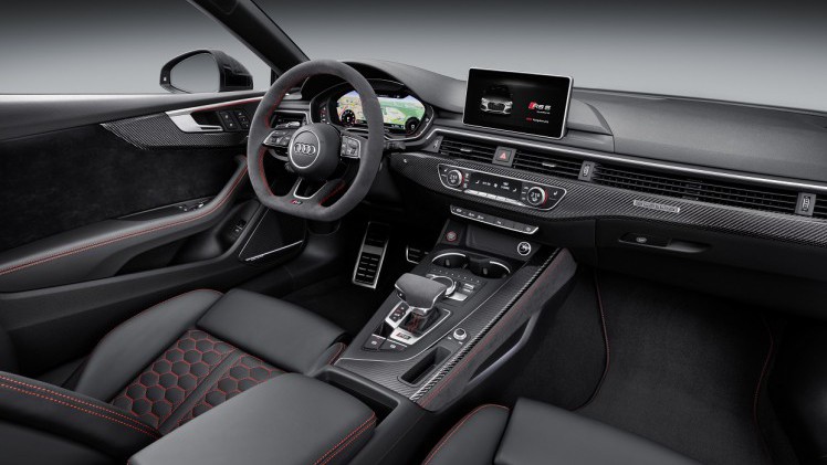 Audi heeft de nieuwe A5 nu ook gepresenteerd als RS5, voorzien van een nieuwe V6-biturbomotor. De auto laat ook meteen de nieuwe RS-designtaal zien