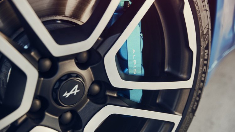 Renault herintroduceert het merk Alpine en maakt met de lichtgewicht A110 meteen een diepe indruk.